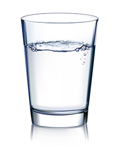 透明玻璃杯里的白水矢量素材