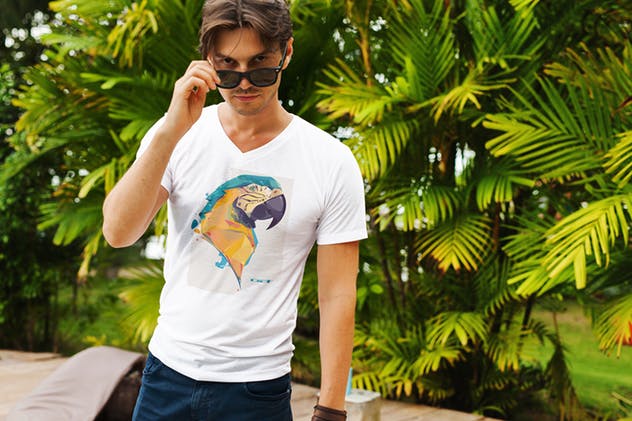 热带雨林背景男模特T恤上身效果样机 Men in Tropic T-Shirt Mock-Up插图(3)