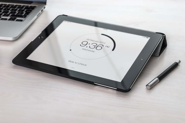 手持iPad使用场景APP应用&网站设计演示模板 Tablet Mock-up插图(15)