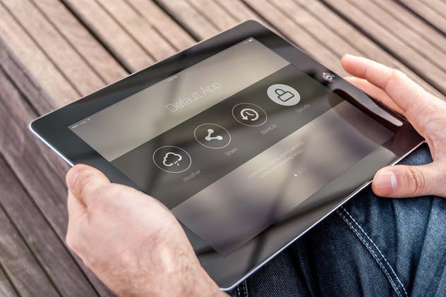 手持iPad使用场景APP应用&网站设计演示模板 Tablet Mock-up插图(1)