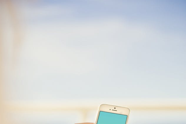 夏季海滩场景手持iPhone SE样机模板 iPhone SE Summer Mockups插图(2)