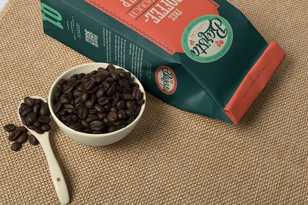 咖啡豆包装袋子样机模板 4 Coffee Pouch Mockups插图(4)