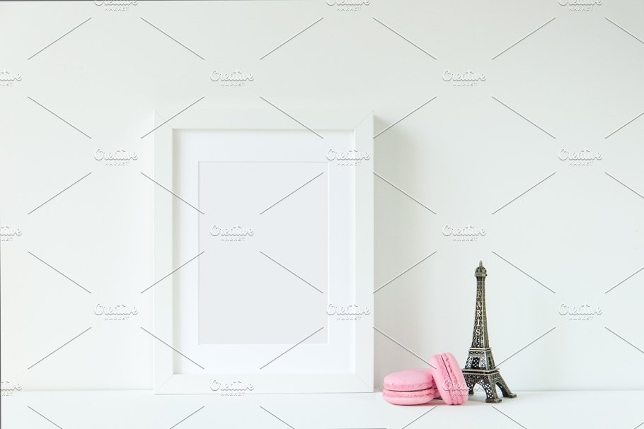 巴黎铁塔装饰白色相框画框样机 Paris white frame mockup插图