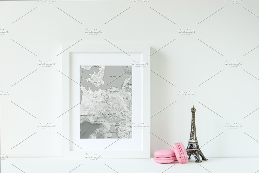 巴黎铁塔装饰白色相框画框样机 Paris white frame mockup插图(1)