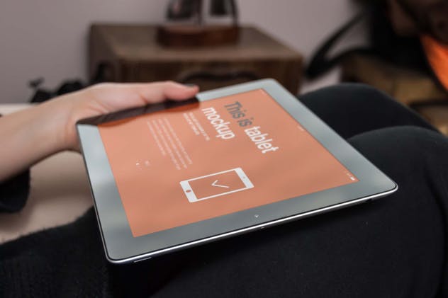 手持iPad使用场景APP应用&网站设计演示模板 Tablet Mock-up插图(9)