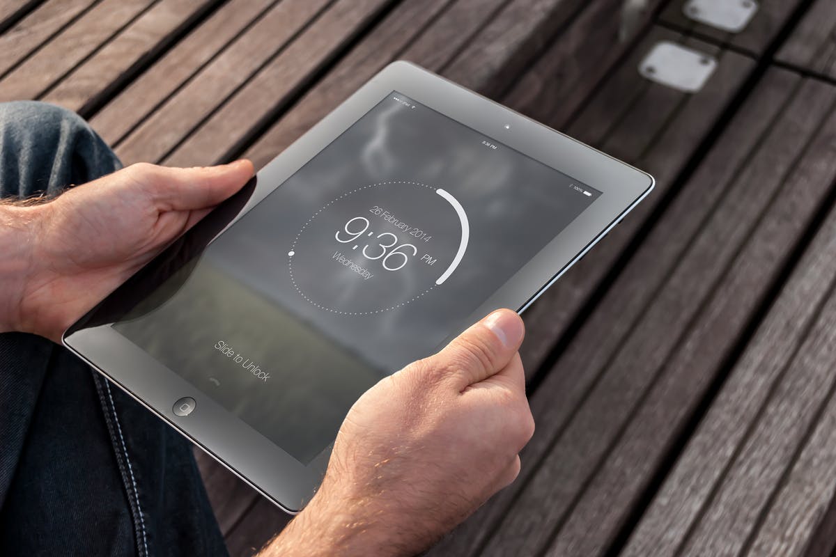 手持iPad使用场景APP应用&网站设计演示模板 Tablet Mock-up插图
