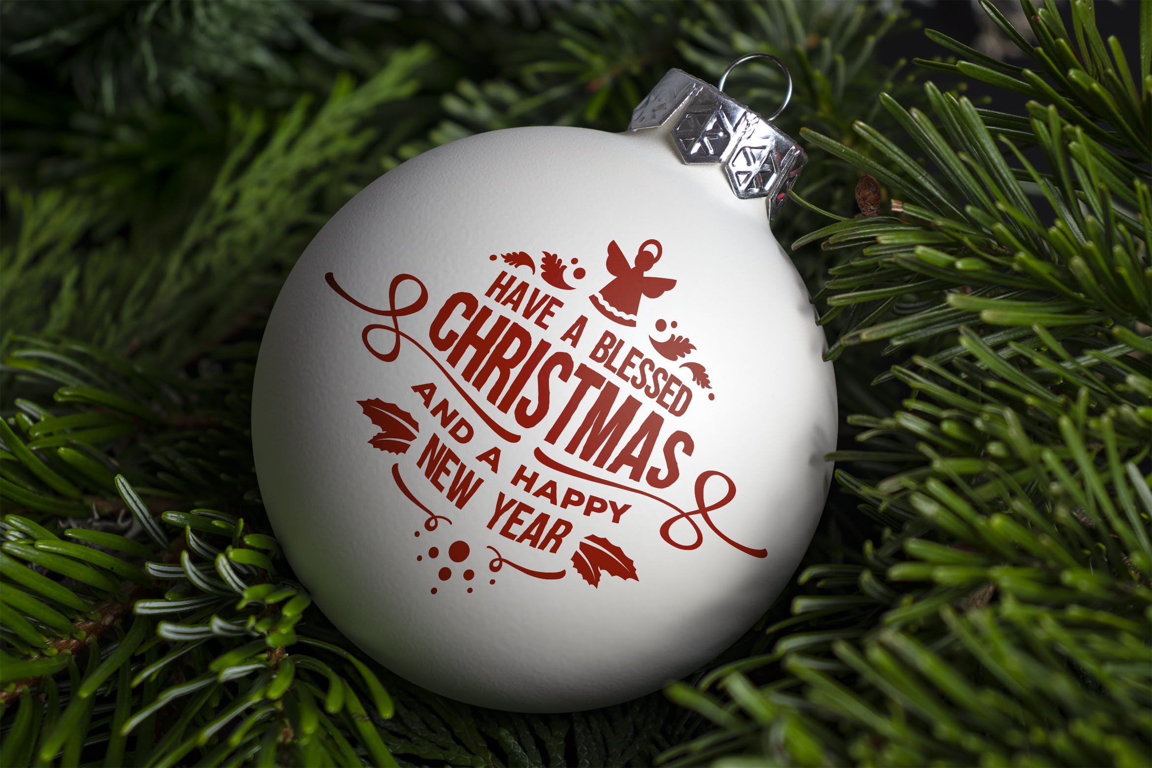 圣诞枝背景圣诞装饰球样机模板 Christmas ball ornament mockup插图