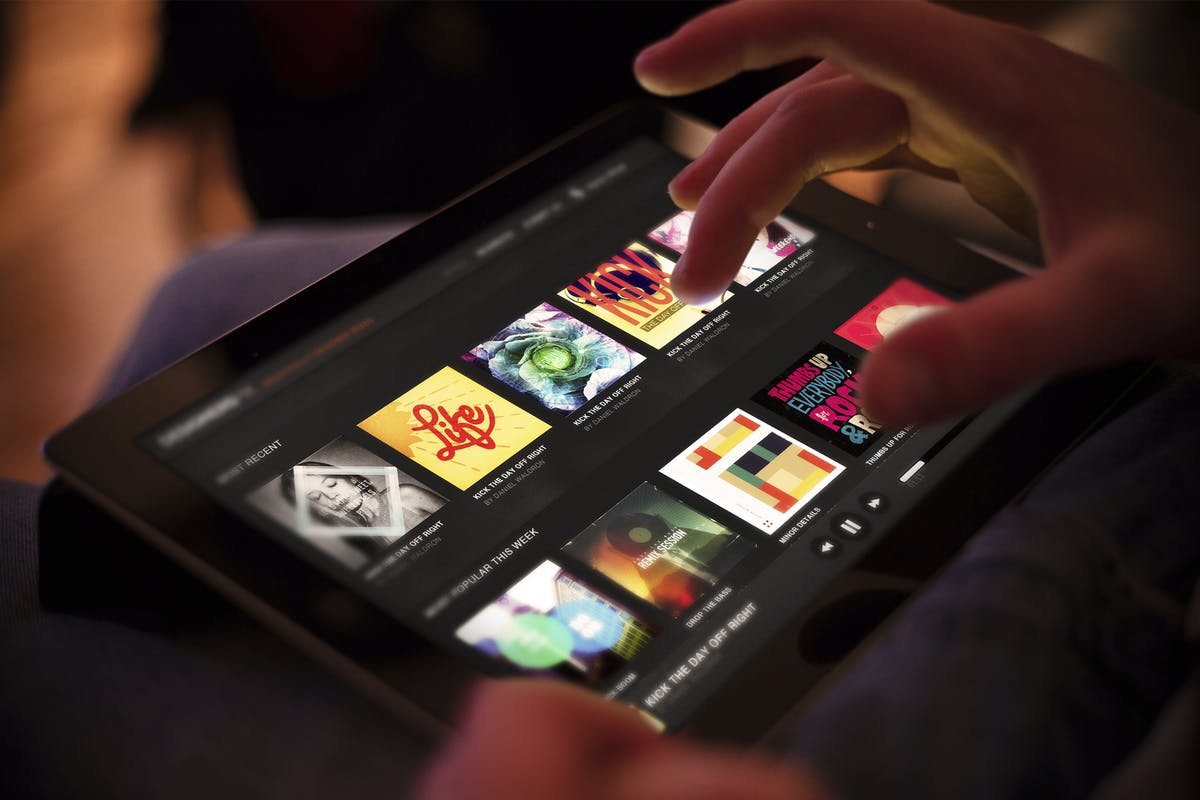 平板APP应用界面设计演示样机模板 Black iPad Tablet App UI Mock-Up插图