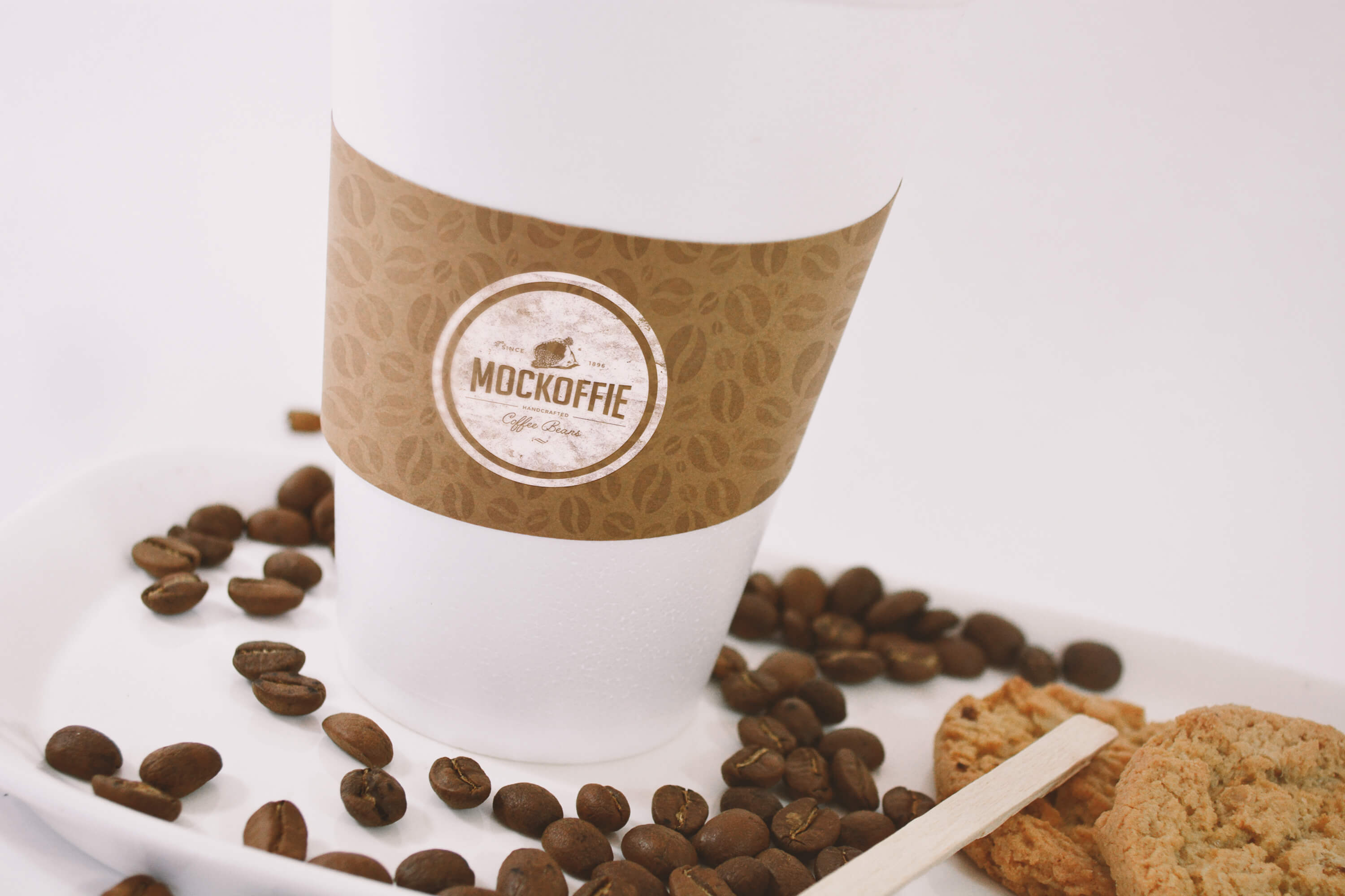 咖啡品牌VI设计预览咖啡杯特写视图样机 Large Coffee Cup Mockup – Close up View插图