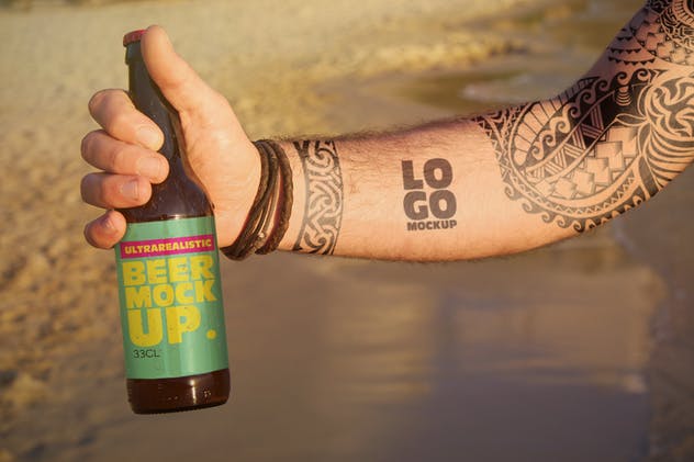 海边沙滩场景手持啤酒瓶样机模板 Beach Beer Tattoo Style | Logo插图(2)