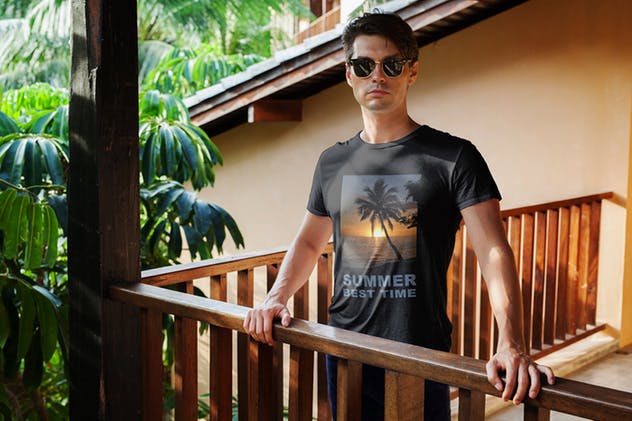 热带雨林背景男模特T恤上身效果样机 Men in Tropic T-Shirt Mock-Up插图(2)