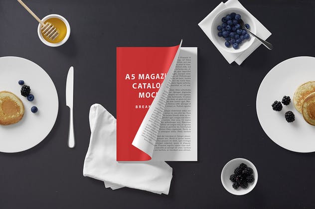 早餐场景A5杂志画册样机 A5 Magazine Catalogue Mockup – Breakfast Set插图(1)