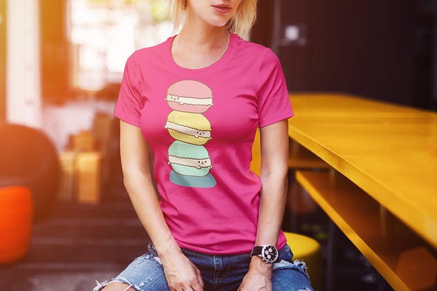 时尚模特上身效果T恤服装样机模板 T-Shirt Mock-Up Fashion Girl插图(1)