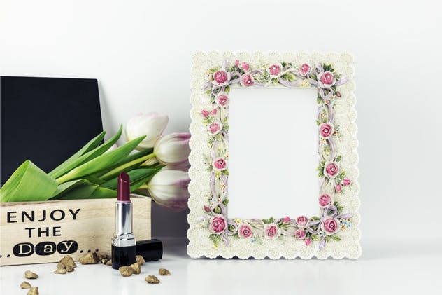 郁金香花卉装饰相框画框样机 Floral Frame Mockup with Wooden Box and Tulips插图(1)