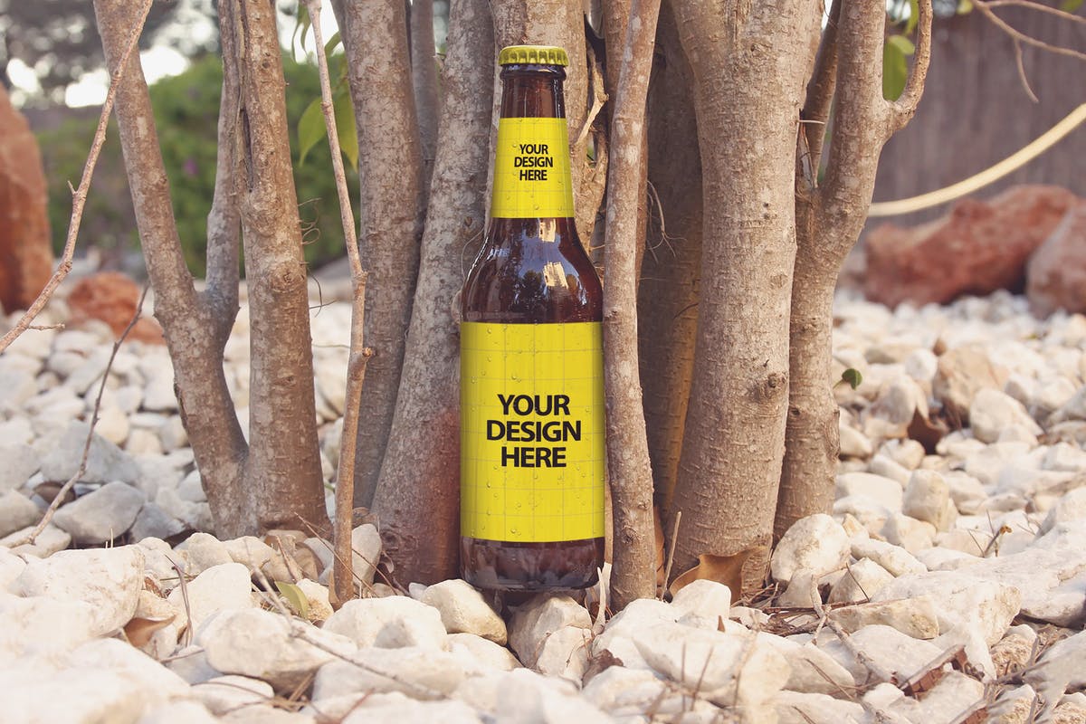 福门特拉岛白石滩场景小啤酒瓶外观印刷设计样机 Formentera White Stone Beach插图