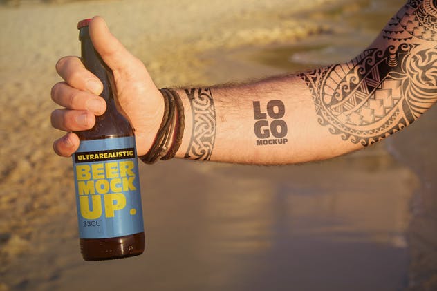 海边沙滩场景手持啤酒瓶样机模板 Beach Beer Tattoo Style | Logo插图(1)