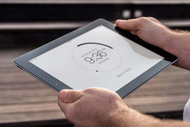 手持iPad使用场景APP应用&网站设计演示模板 Tablet Mock-up插图(4)