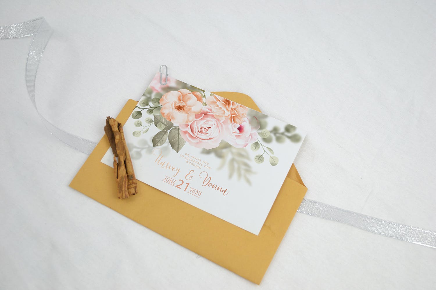 婚礼邀请函设计效果图样机16设计网精选模板v2 Realistic Wedding Invitation Card Mockup V2插图(4)