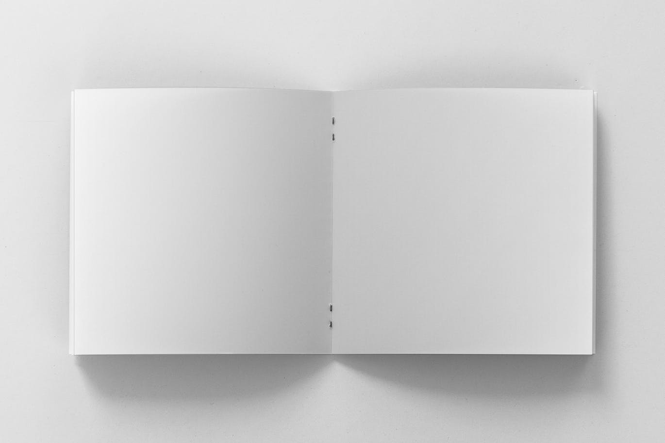 方形画册产品手册内页俯视图样机16图库精选 Square Brochure Open Pages Mockup Top View插图(1)