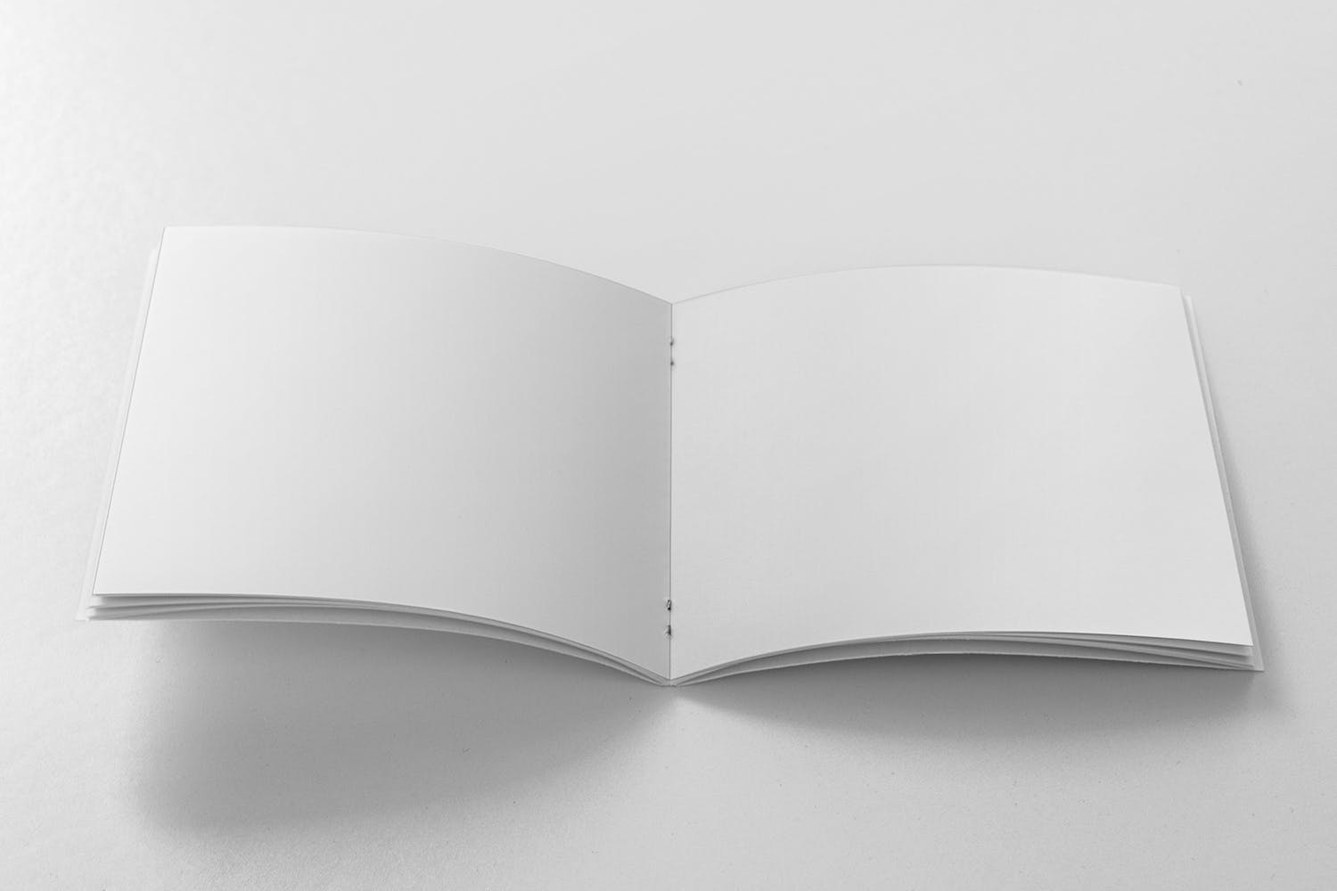 方形画册产品手册内页前视图样机16设计网精选 Square Brochure Open Pages Mockup Front View插图(1)