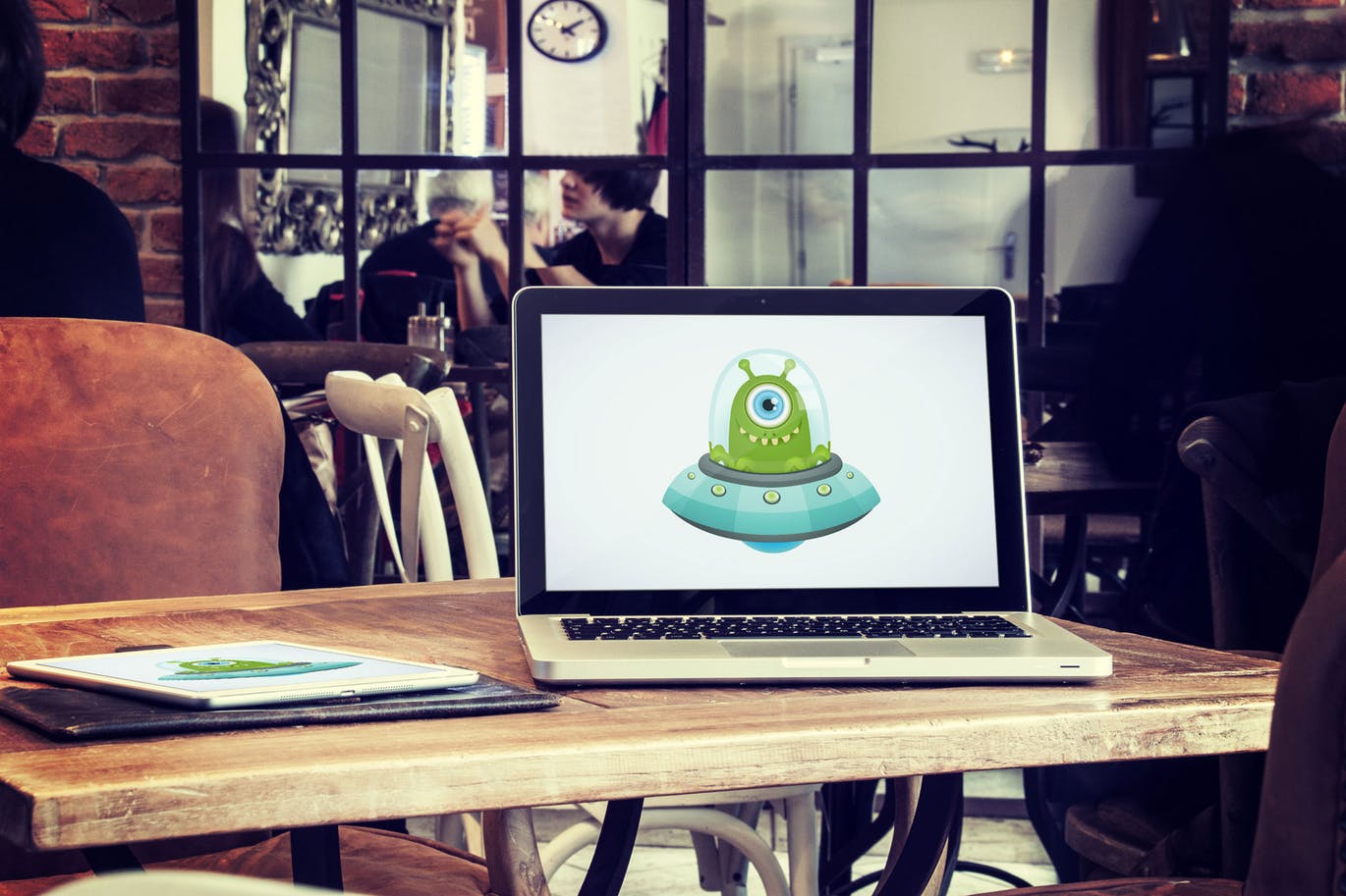 咖啡厅场景笔记本电脑&平板电脑屏幕预览16设计网精选样机v3 5 Laptop and tablet mock-ups in cafe Vol. 3插图(1)