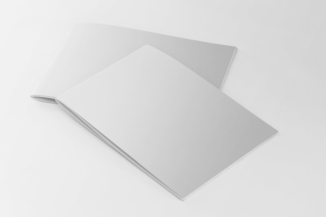 美国信纸尺寸宣传册叠放效果图样机16设计网精选 US Half Letter 2 Covers Brochure Mockup插图(1)