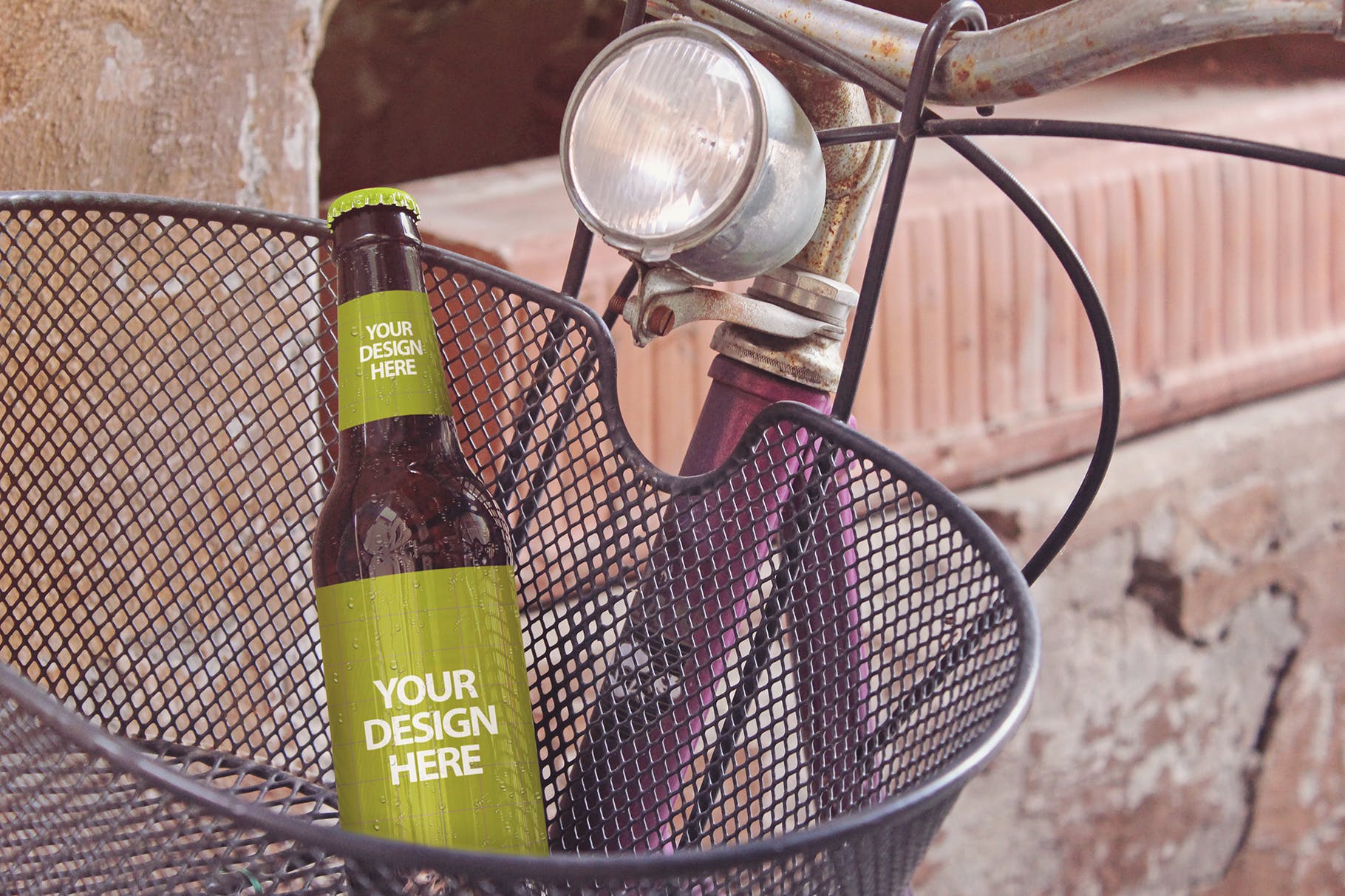 自行车篮啤酒瓶设计图16图库精选 Bike Basket Beer Mockup插图(1)