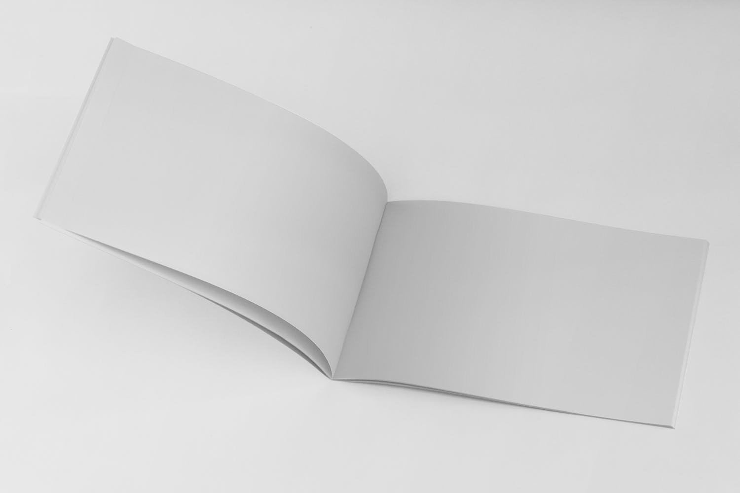 美国信纸规格宣传册内页版式设计翻页视图样机素材库精选 US Half Letter Brochure Mockup Folded Page插图(1)