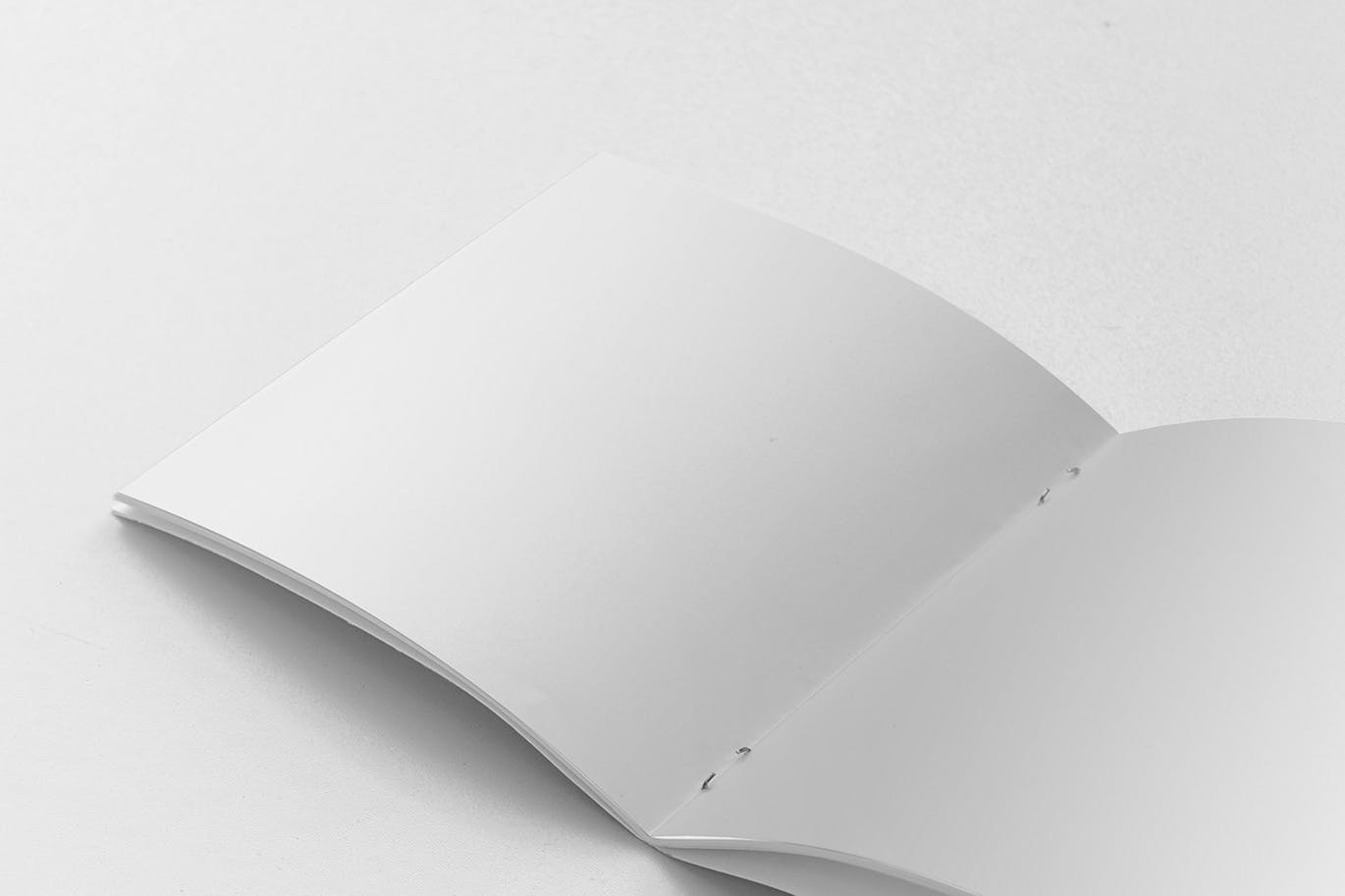 方形画册产品手册左页特写效果图样机16设计网精选 Square Brochure Mockup Closeup on Left Page插图(1)