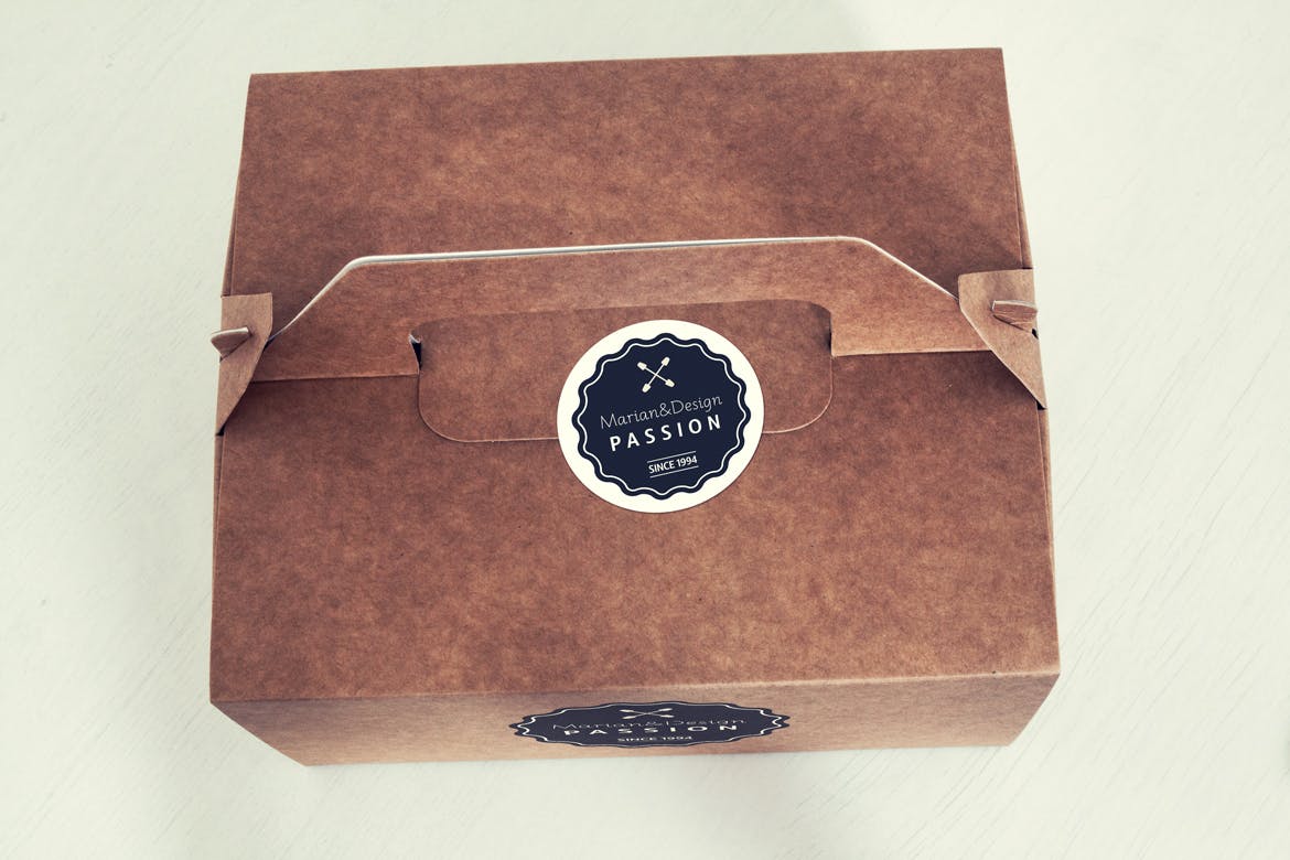 蛋糕外带盒包装&品牌Logo设计效果图素材库精选模板 Photorealistic Paper Box & Logo Mock-Up插图(3)