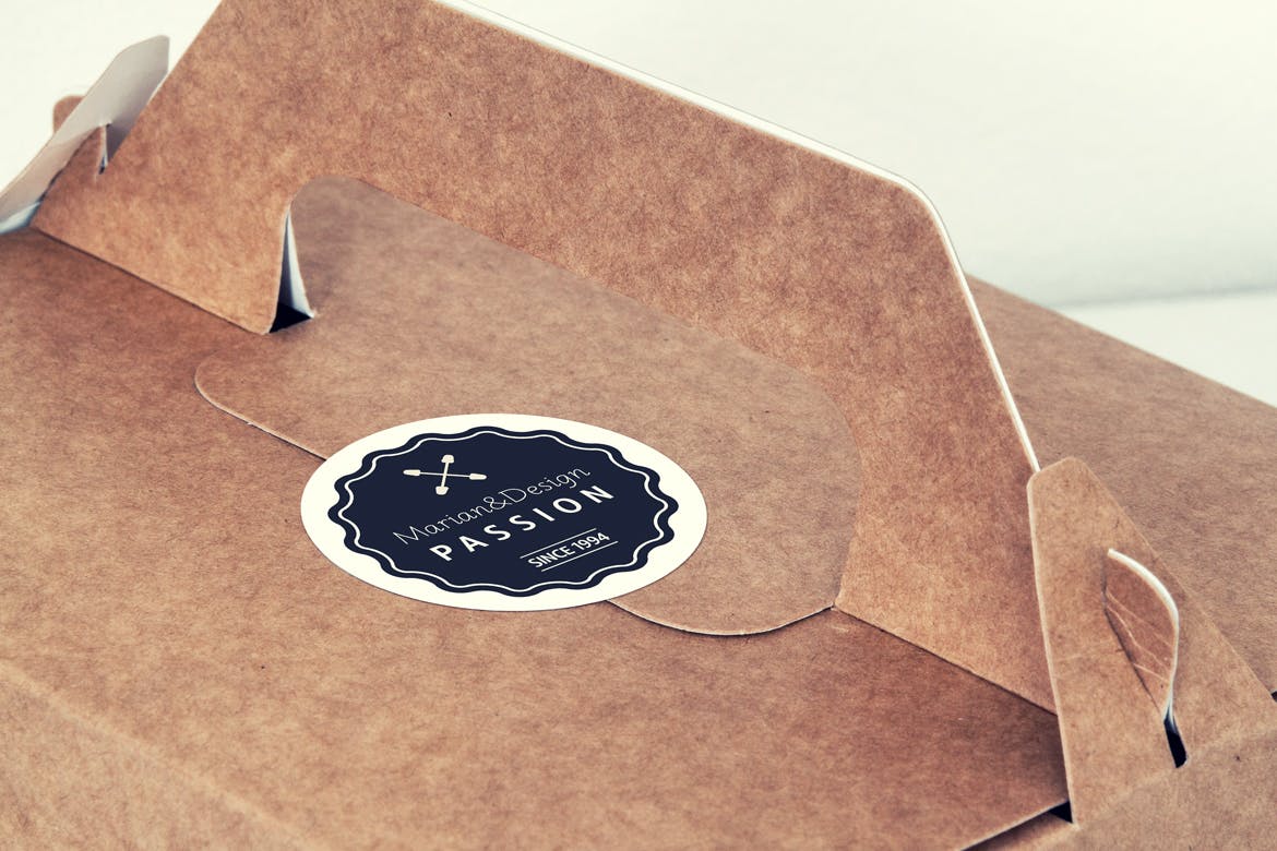 蛋糕外带盒包装&品牌Logo设计效果图素材库精选模板 Photorealistic Paper Box & Logo Mock-Up插图(1)