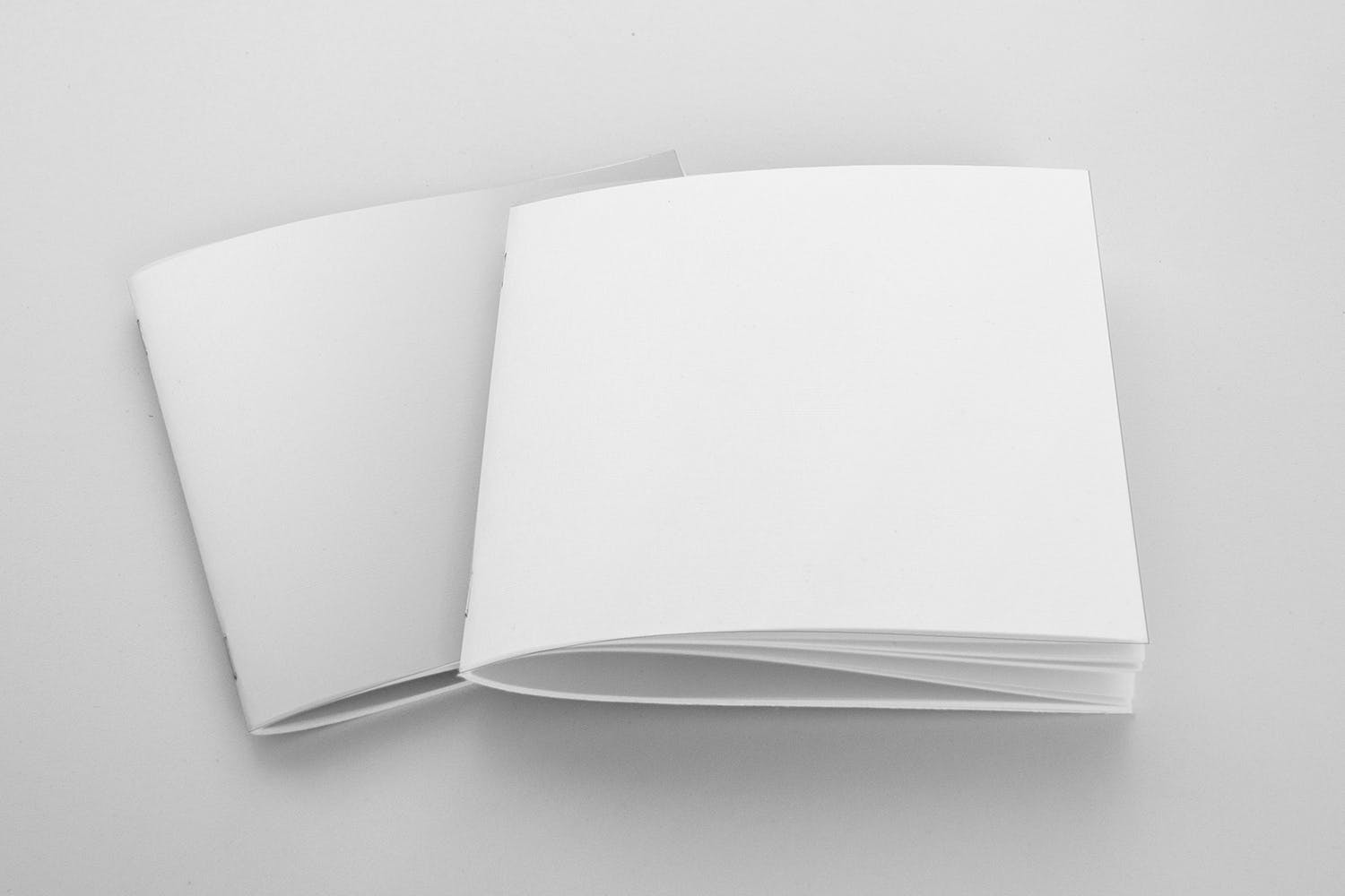 方形画册产品手册叠放效果图样机16设计网精选 2 Square Covers Brochure Mockup插图(1)