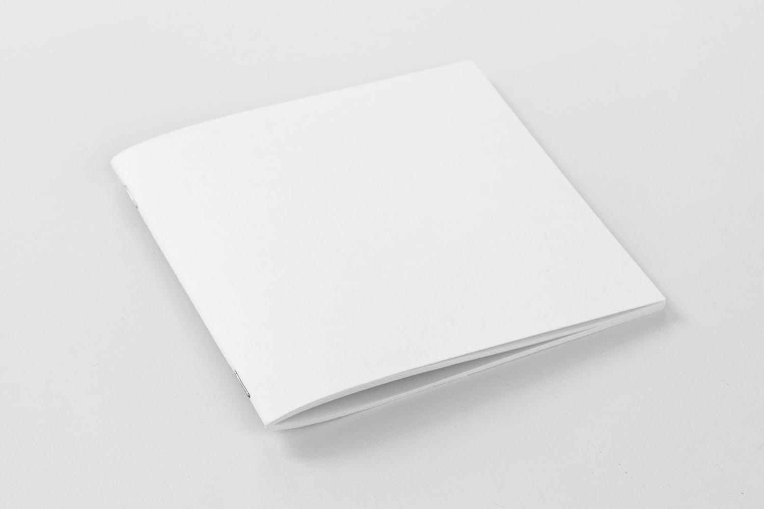 方形画册产品手册封面效果图样机16设计网精选 Square Brochure Cover Mockup插图(1)