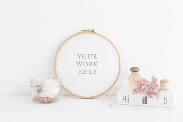 粉红色绣花艺术圆形相册画框样机模板 Pink floral embroidery hoop mockup