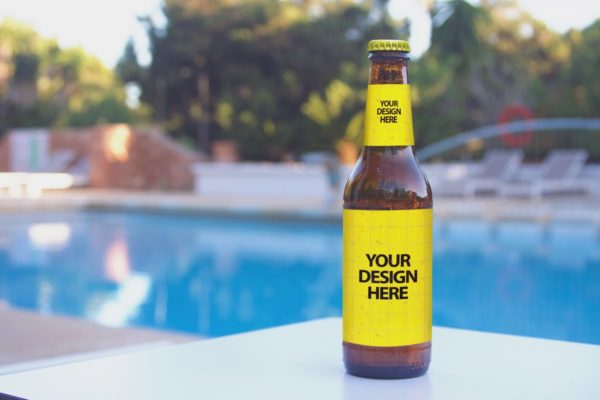 福门特拉岛休闲俱乐部泳池场景啤酒瓶样机 Formentera Lounge Club Pool
