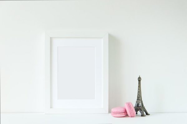 巴黎铁塔装饰白色相框画框样机 Paris white frame mockup