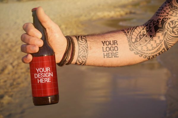 海边沙滩场景手持啤酒瓶样机模板 Beach Beer Tattoo Style | Logo