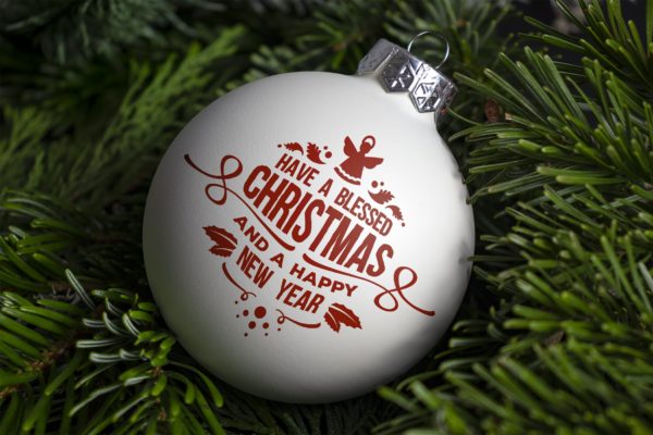 圣诞枝背景圣诞装饰球样机模板 Christmas ball ornament mockup