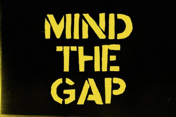 军事工业风格无衬线英文字体 Stencil font Mind the Gap
