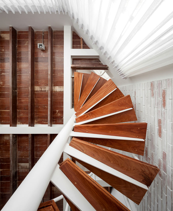 带螺旋楼梯的紧凑夹层公寓设计