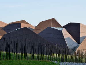 几何倾斜屋顶结构：奇特外观的游泳池设计16设计网精选