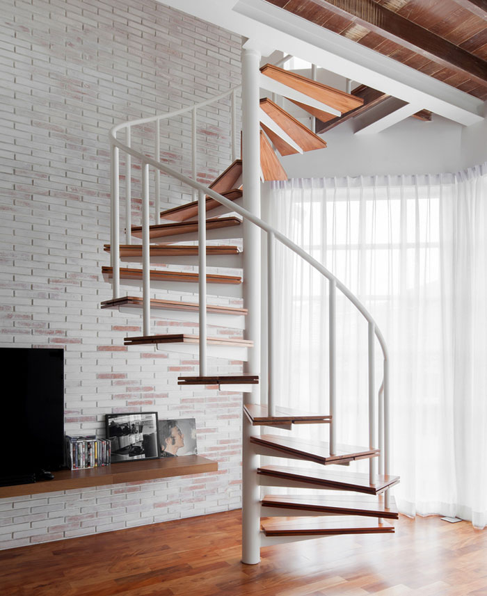 带螺旋楼梯的紧凑夹层公寓设计