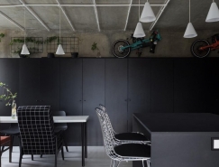 黑色空间里的彩色世界：莫斯科60平米Pirogovka公寓设计普贤居素材网精选
