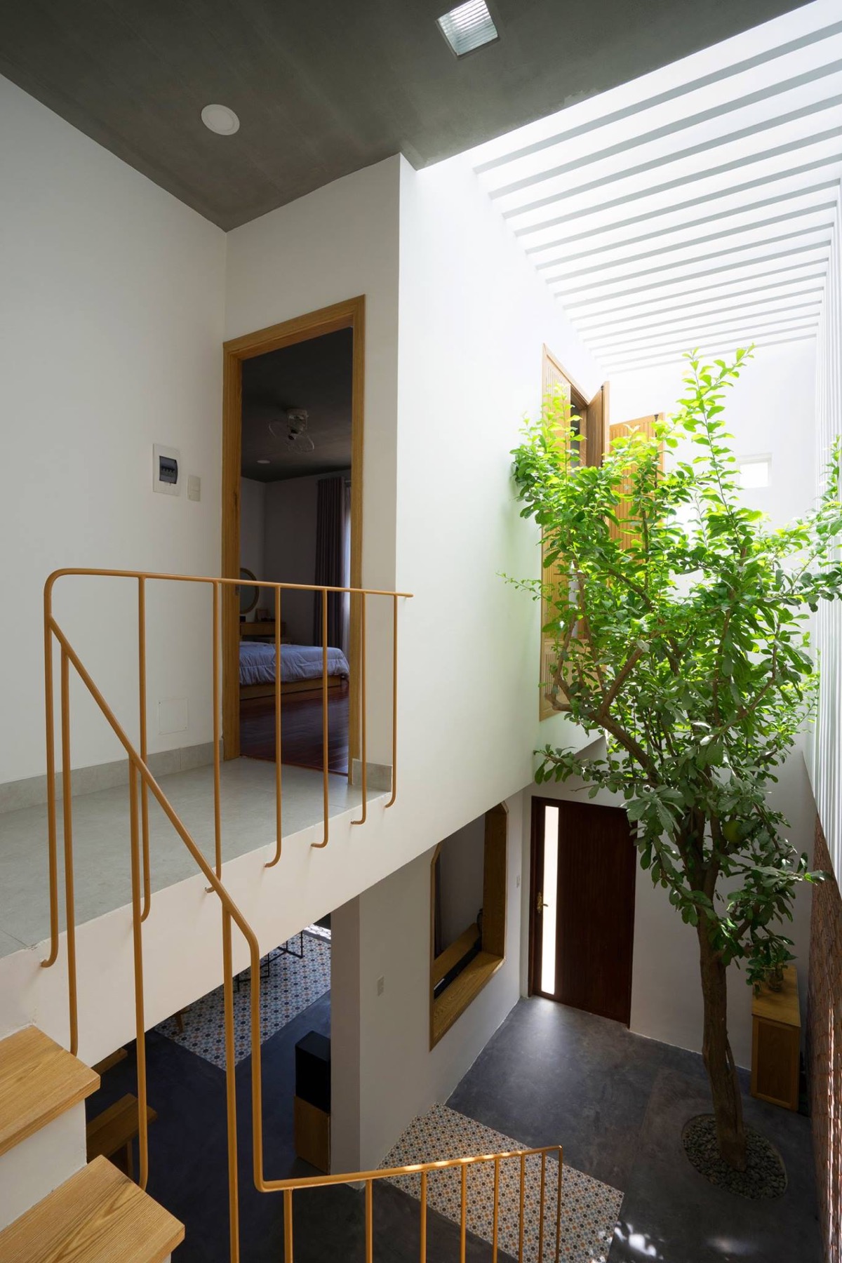 拥有室内庭院的越南简约风格住宅设计