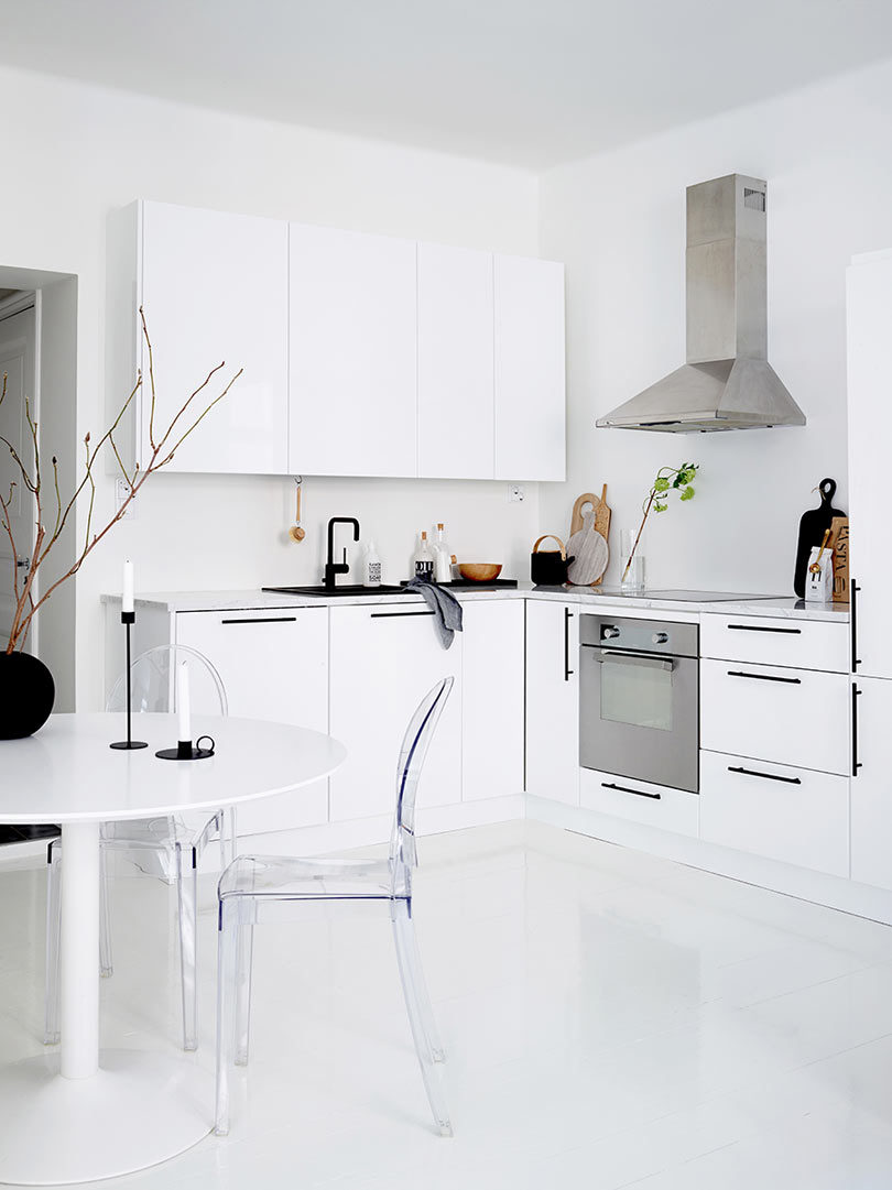 赫尔辛基干净、纯白的极简风格公寓设计