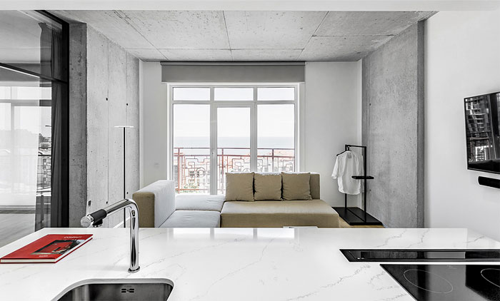 黑海沿岸纯白简约的一居室小公寓设计