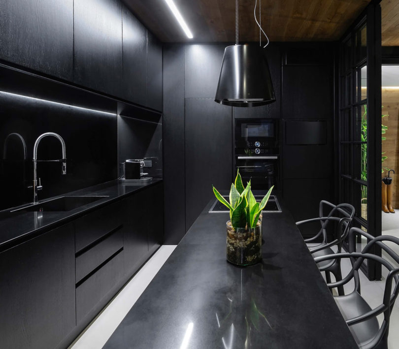黑色和灰色打造的希腊现代住宅设计