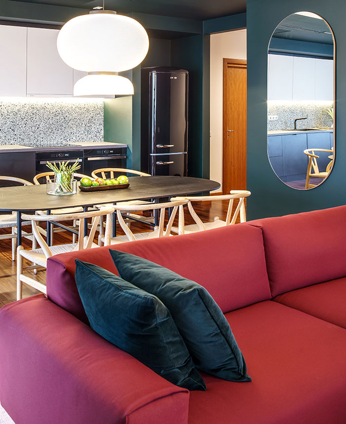 大胆的色彩和简洁北欧风格的现代公寓设计