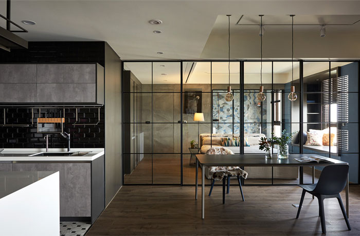 玻璃和黑色金属框架分隔空间：透明化的时尚现代家居装修