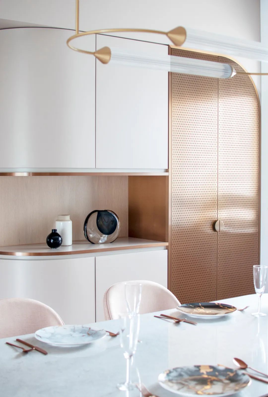 粉+金打造柔和精致空间，156平“儿童友好型”公寓